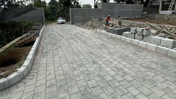 Hunian VIP Kenegaraan Cimanggis Depok — paving ubin K300 6cm