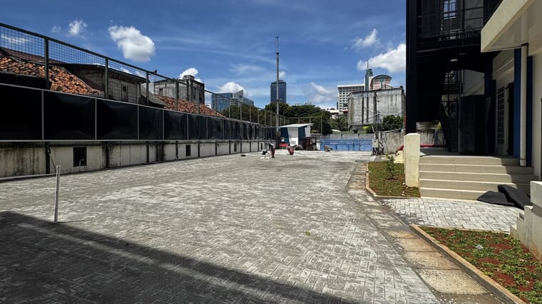 Pemasangan paving block kawasan industri otomotif — referensi proyek Parkiran Gedung