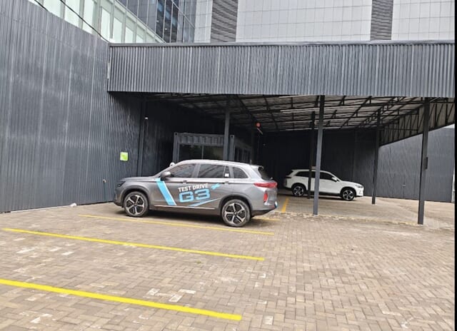 After — hasil pemasangan paving block Polytron EV Sudirman Jakarta tampak luar, foto dari Google Maps