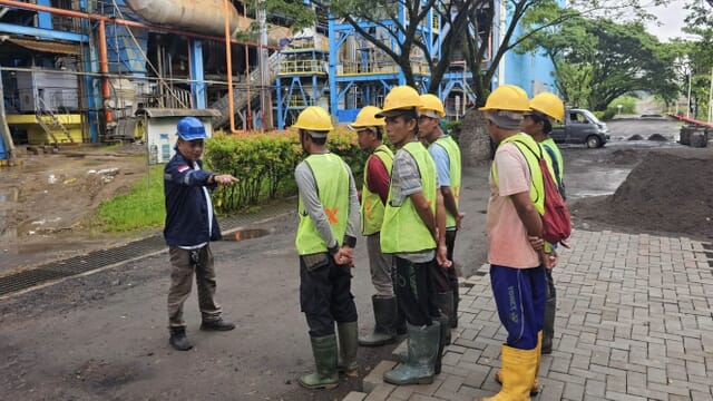 Tim pemasang paving block SolidPaving.id di lapangan