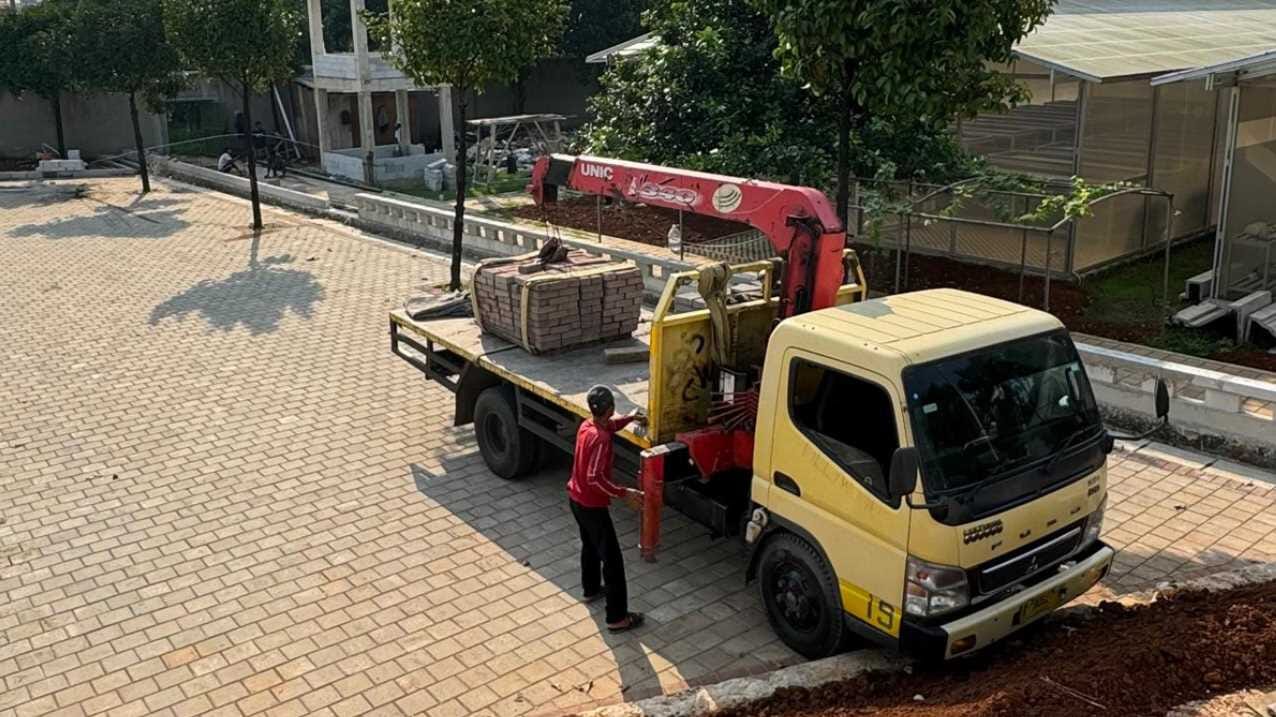 Pengiriman material paving block ubin ke lokasi proyek