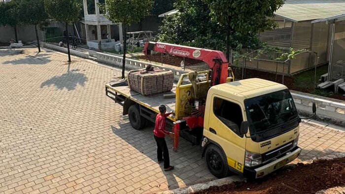 Pengiriman paving block menggunakan pallet dan truck crane SolidPaving.id