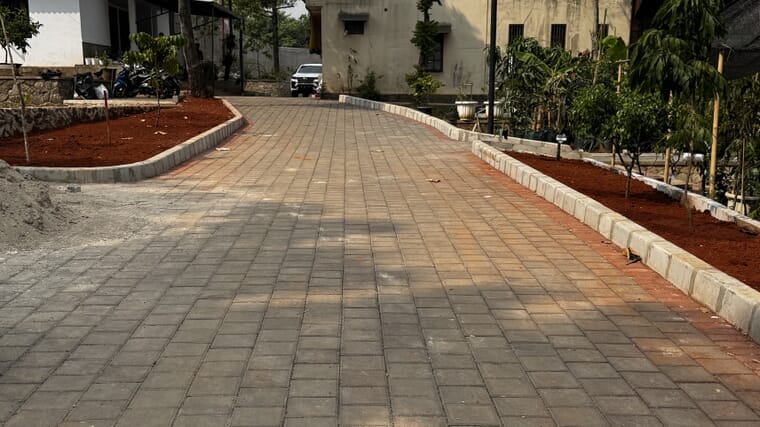 Pemasangan paving block ubin K300 hunian VIP kenegaraan di Cimanggis Depok