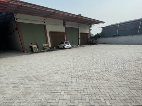 Gudang Tiga Raksa Tangerang — paving block pergudangan