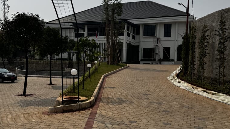 Pemasangan paving block hunian premium dengan finishing presisi — referensi untuk cluster premium Sentul City Bogor