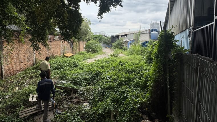 Pemasangan paving block kampus Institut Teknologi PLN Jakarta Timur