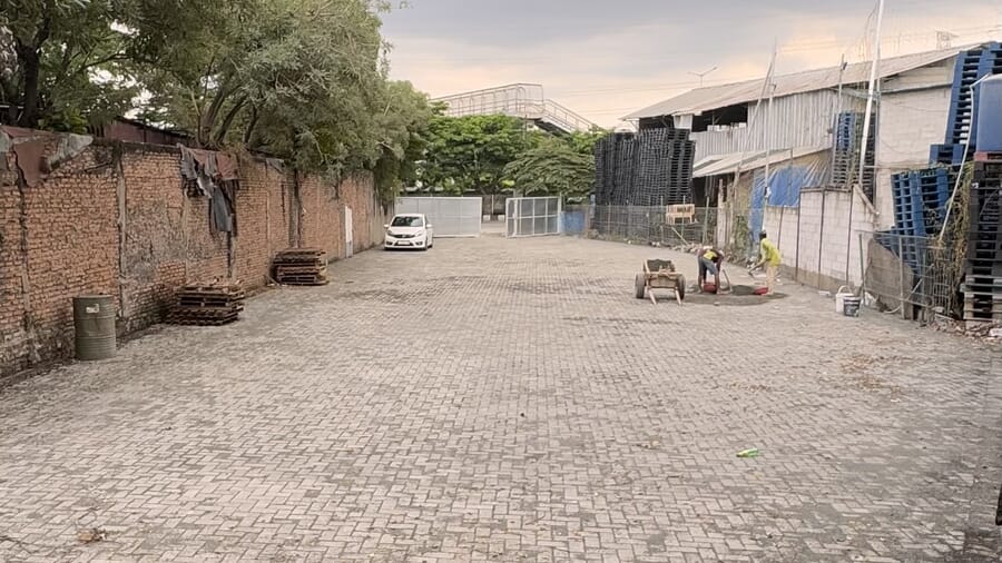 Hasil pemasangan paving block kampus Institut Teknologi PLN Jakarta Timur