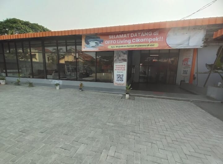 OFFO Living Cikampek, lahan parkir paving block rapi