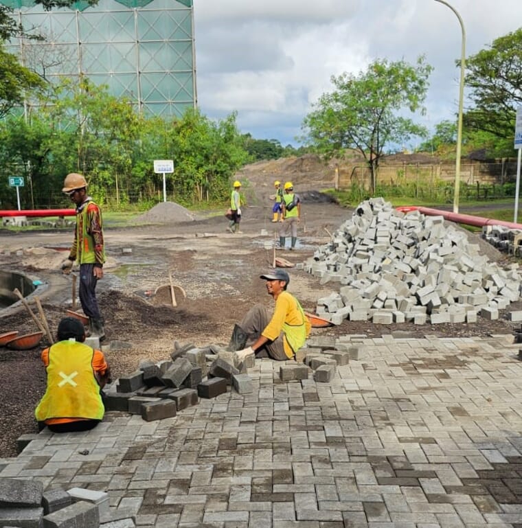 Pemasangan paving block area industri skala besar — referensi proyek PLTU Labuan
