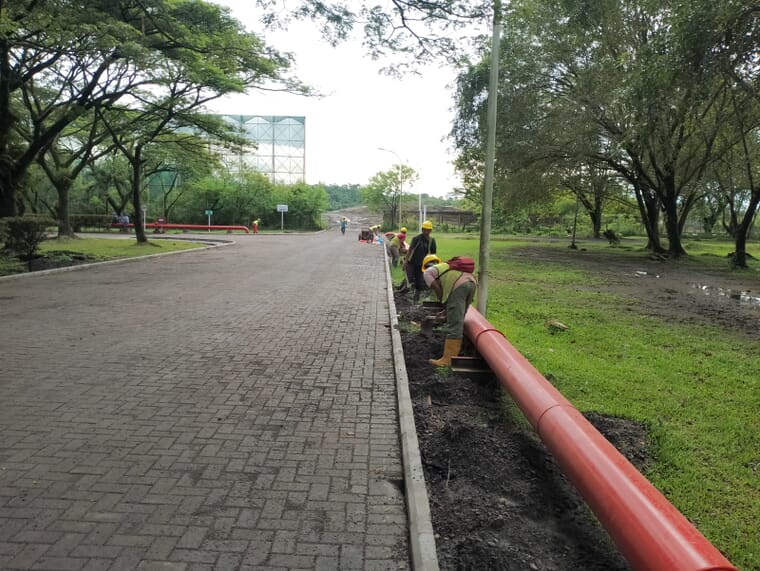 Pemasangan paving block kawasan industri — referensi proyek PLTU Labuan