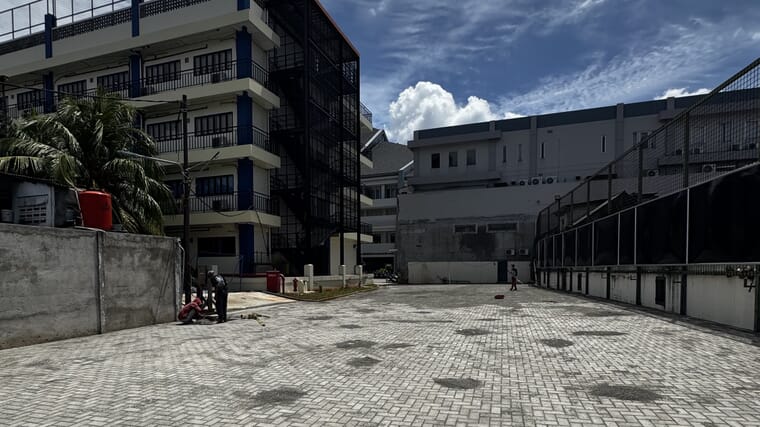 Pemasangan paving block parkiran gedung komersial — referensi proyek Jabodetabek