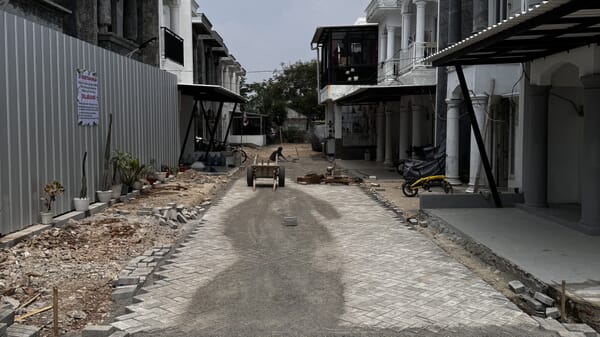 Perumahan Pondok Kacang — Detail proses pemasangan paving