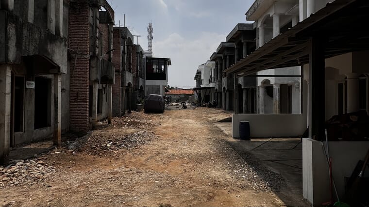 Pemasangan paving block jalan cluster perumahan Tangerang — angle pemasangan presisi (referensi proyek Pondok Kacang)