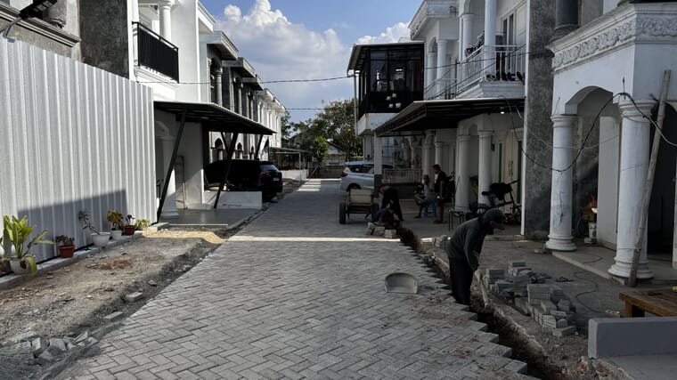 Hasil pemasangan paving block di cluster perumahan Pondok Kacang Tangerang oleh SolidPaving.id