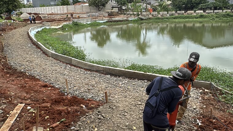 Pemasangan grassblock lubang 8 di taman Institut Teknologi PLN